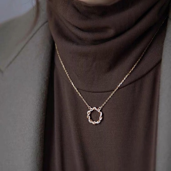 Minimalist Infinity, Dainty Eternity, Gold Interlocking Necklace - Picture 4 of 4